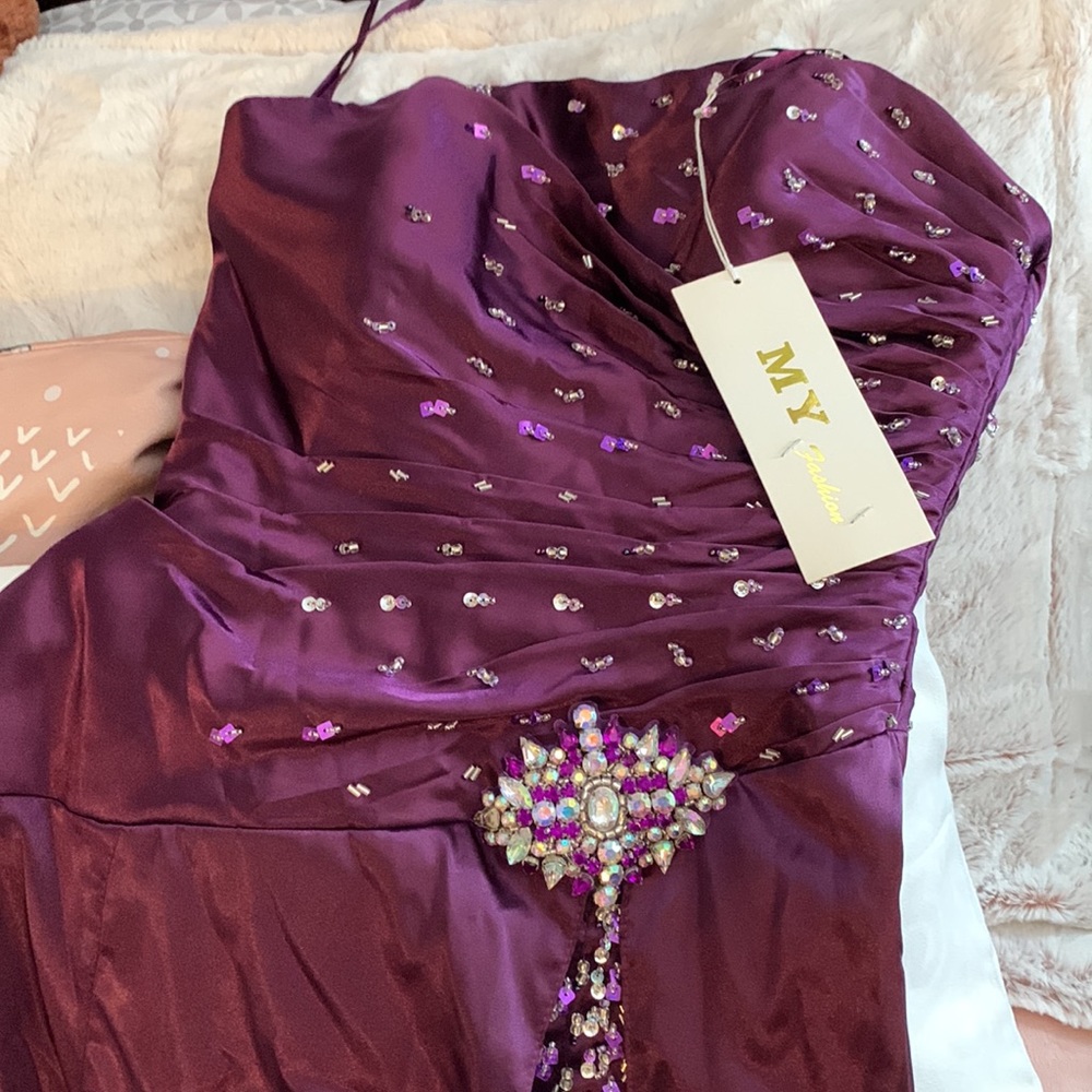 Absolutely stunning purple strapless prom gown!!